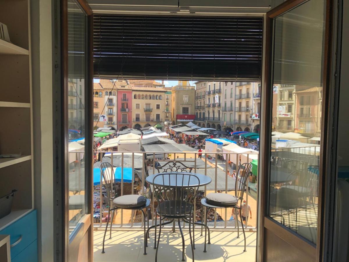Apartaments Vicus 3 con vistas a la Plaza Mayor de Vic Exterior foto