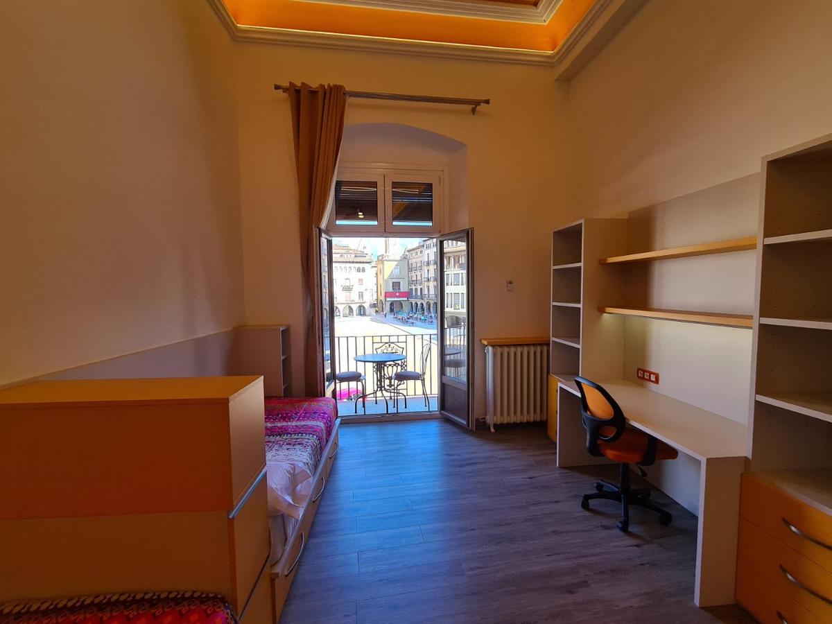 Apartaments Vicus 3 con vistas a la Plaza Mayor de Vic Exterior foto